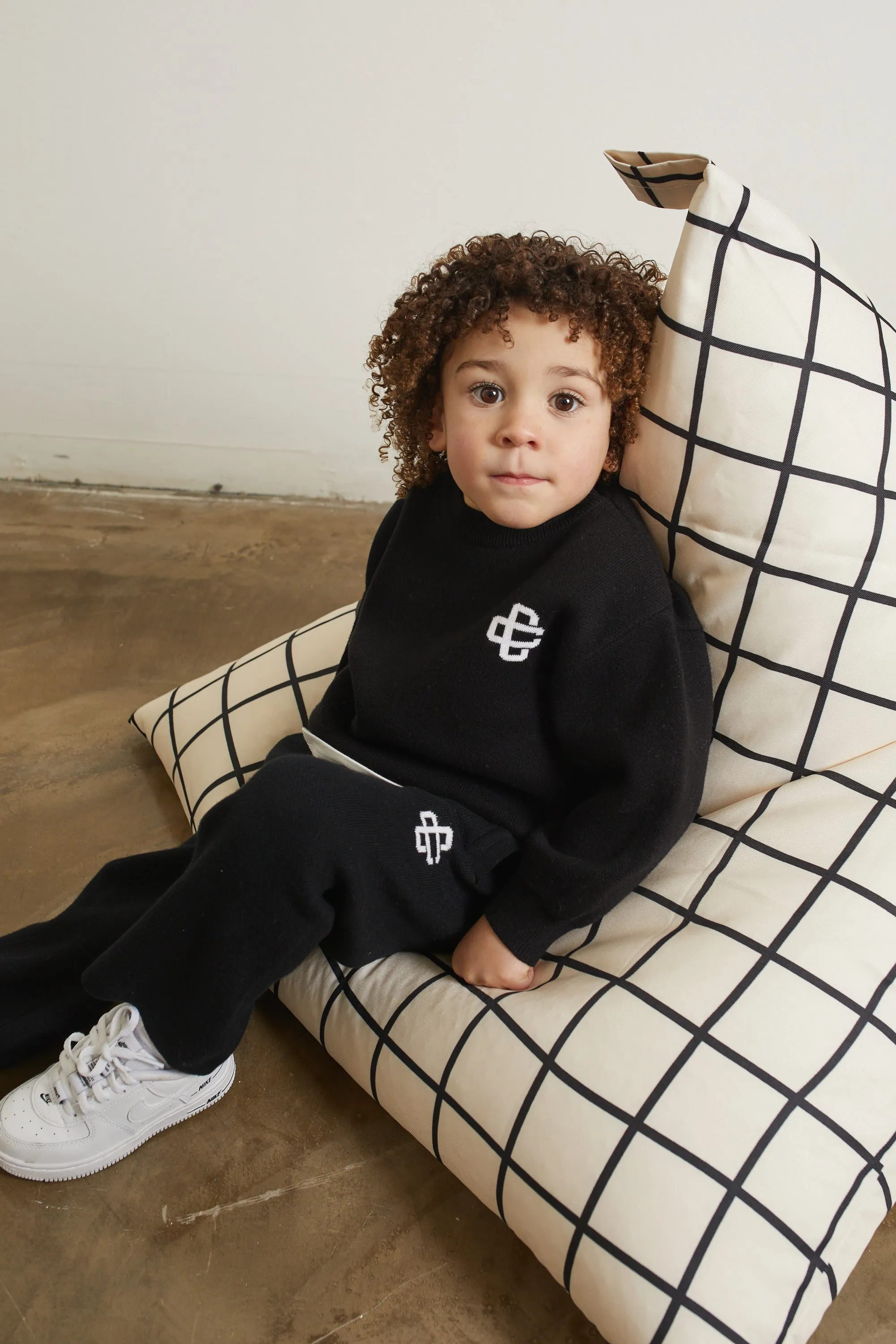 KIDS KNITTED EMBLEM JOGGER - BLACK